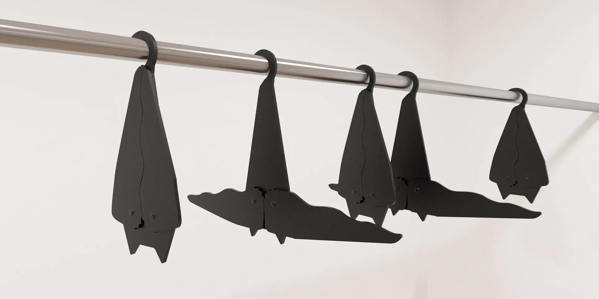 Dizajnový vešiak Bat Hanger v tvare netopiera, čierny plast so skladacími krídlami, Veronika Paluchová