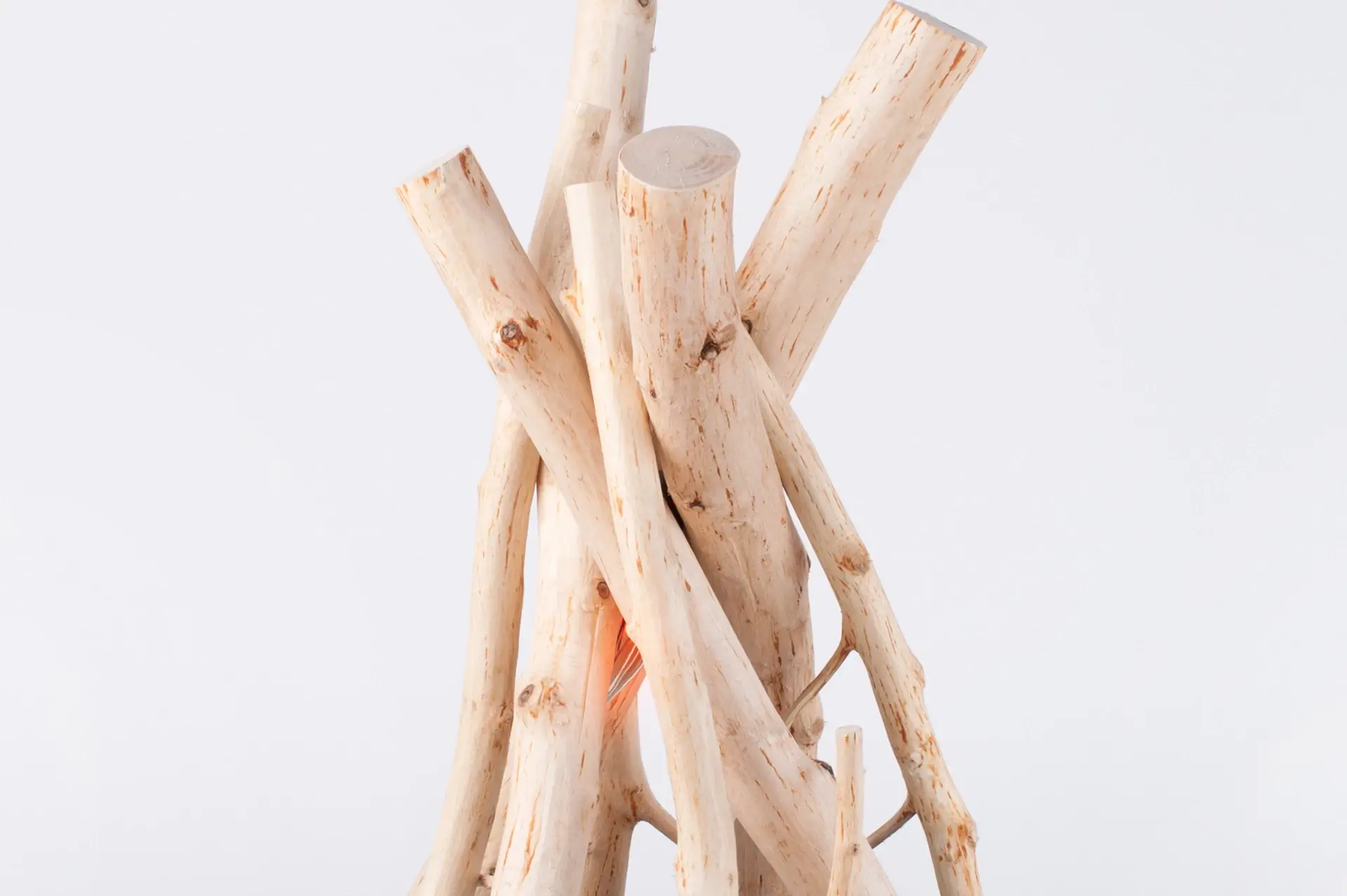 Dizajnová lampa Bonfire inšpirovaná táborákom a letnými stretnutiami, čierne drevo, Veronika Paluchová