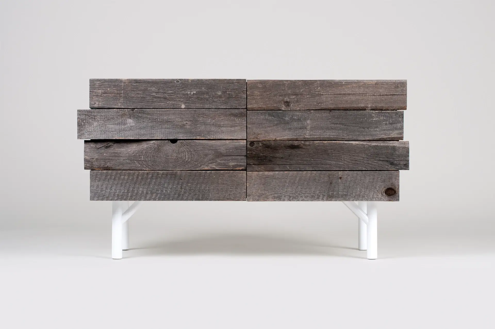 Komoda Cabinet na mieru z recyklovaného surového dreva, biela minimalistická konštrukcia, Veronika Paluchová