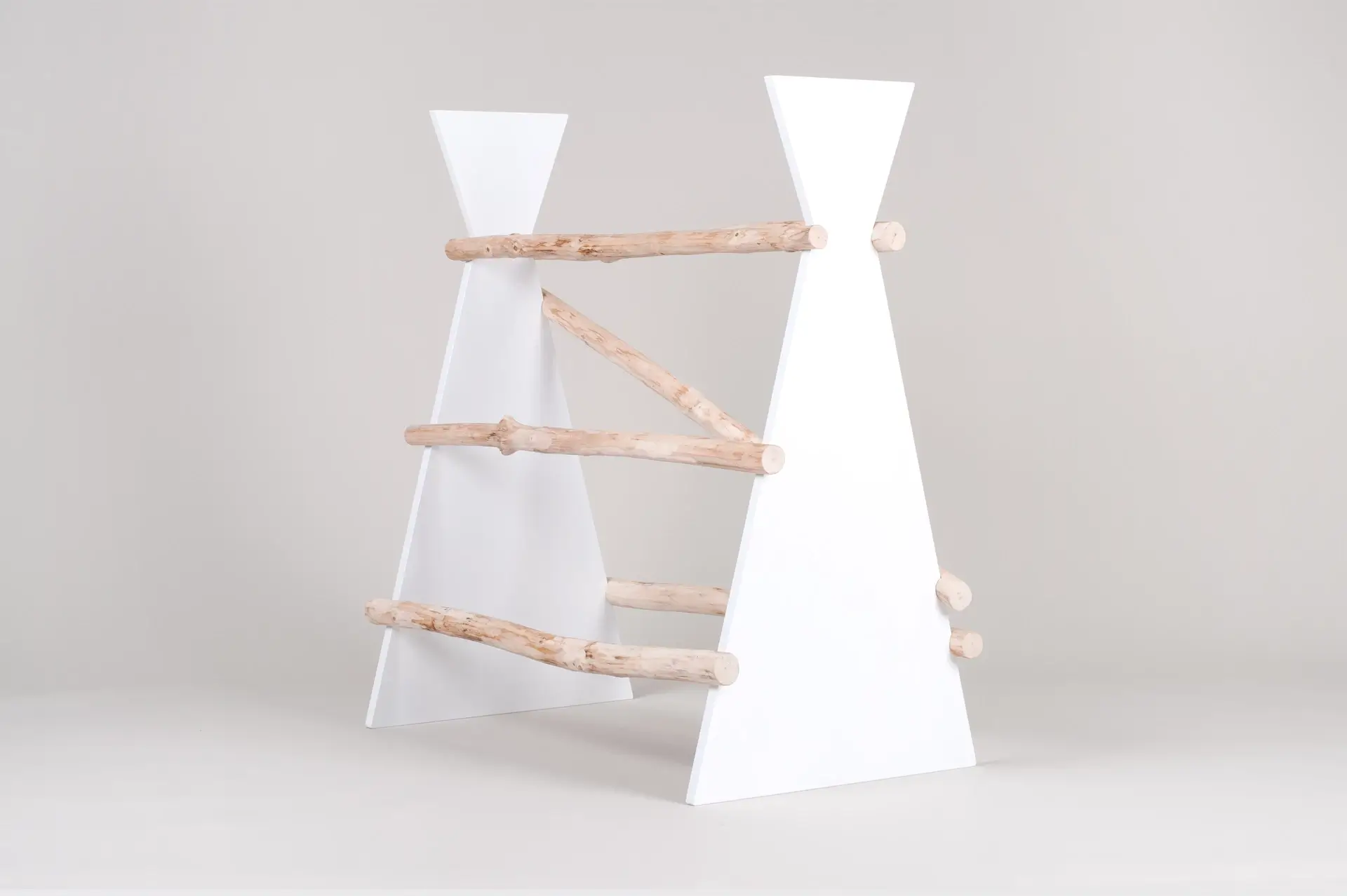 Nemý sluha Hanger Goat na vešanie oblečenia, prírodné drevo s bielou konštrukciou, kolekcia Dolce Vita