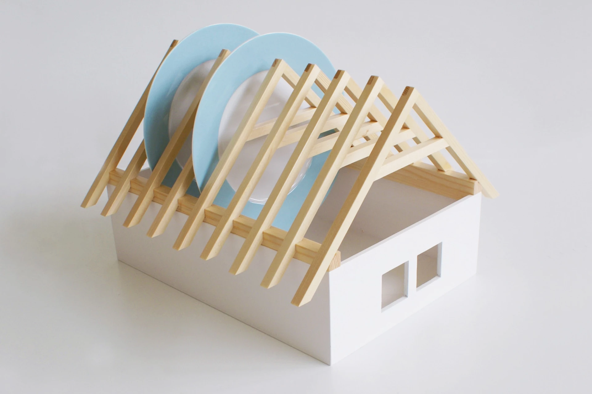 Dizajnová sušička riadu Dishrack inšpirovaná slovenskou architektúrou, biela drevená strešná kostra s plastovou misou