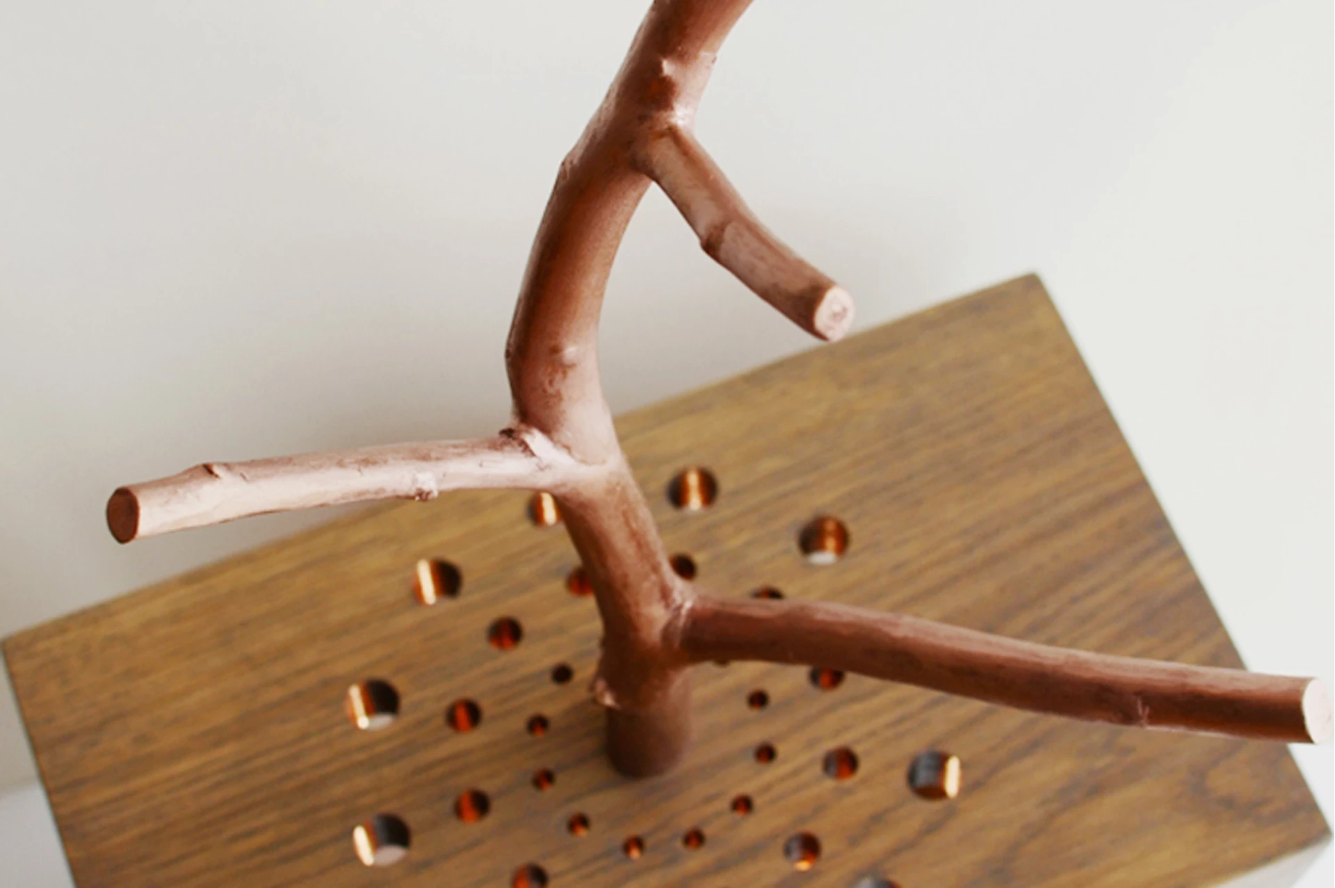 Dizajnová lampa Light na mieru inšpirovaná fotosyntézou, drevený kryt v tvare kvetináča, Veronika Paluchová