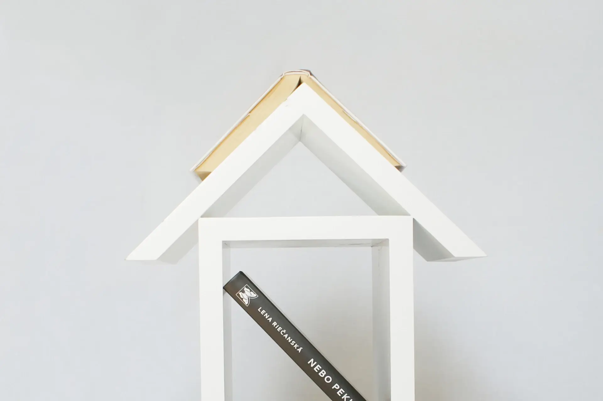 Dizajnový drevený stojan na časopisy a knihy Magazine Rack v tvare domčeka, biela farba, Veronika Paluchová