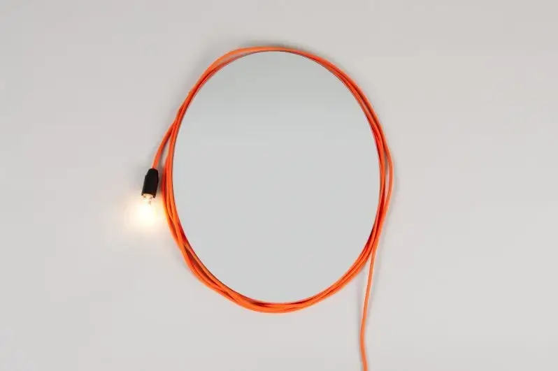 Oválne závesné zrkadlo Mirror s funkciou svietidla a oranžovým textilným káblom, dizajn Veroniky Paluchovej