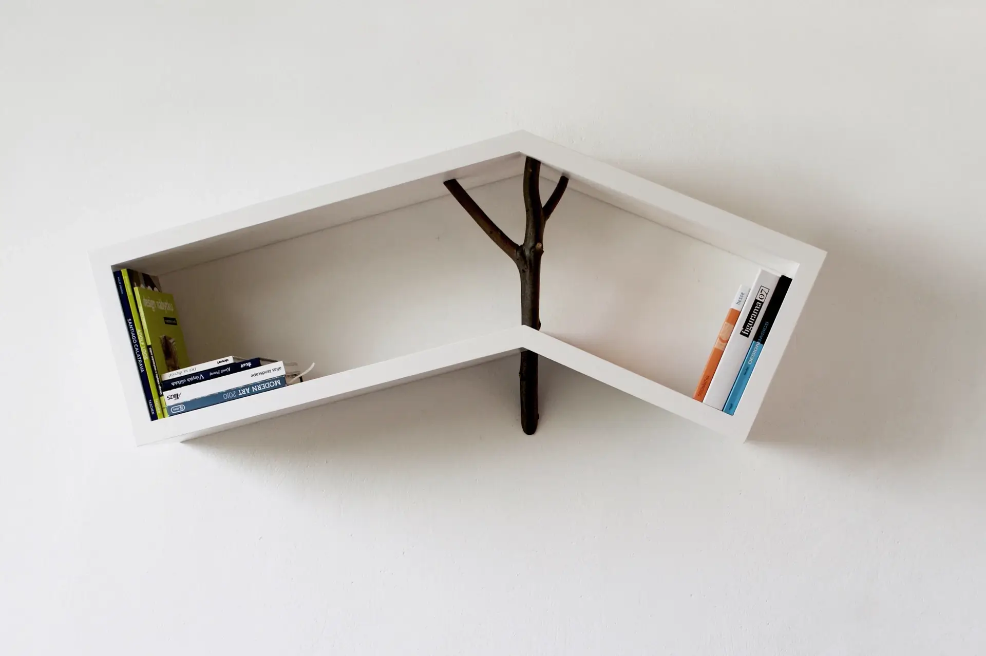 Dizajnová biela polica Shelf na mieru s prerastajúcim prírodným konárom, unikátny interiérový doplnok