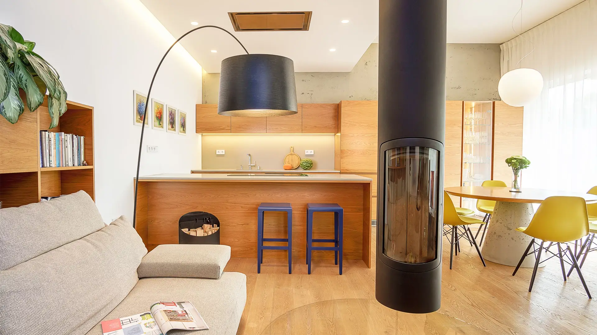 Návrh obývačky so závesným otočným krbom, prírodné dubové drevo, projekt Zelené terasy II Devín